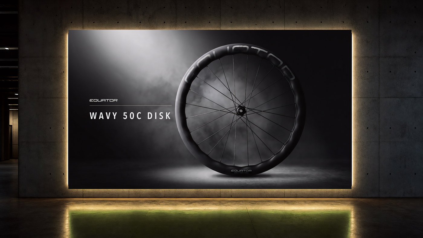 Banner Equator Wavy 50C v osvětleném rámu na betonové stěně