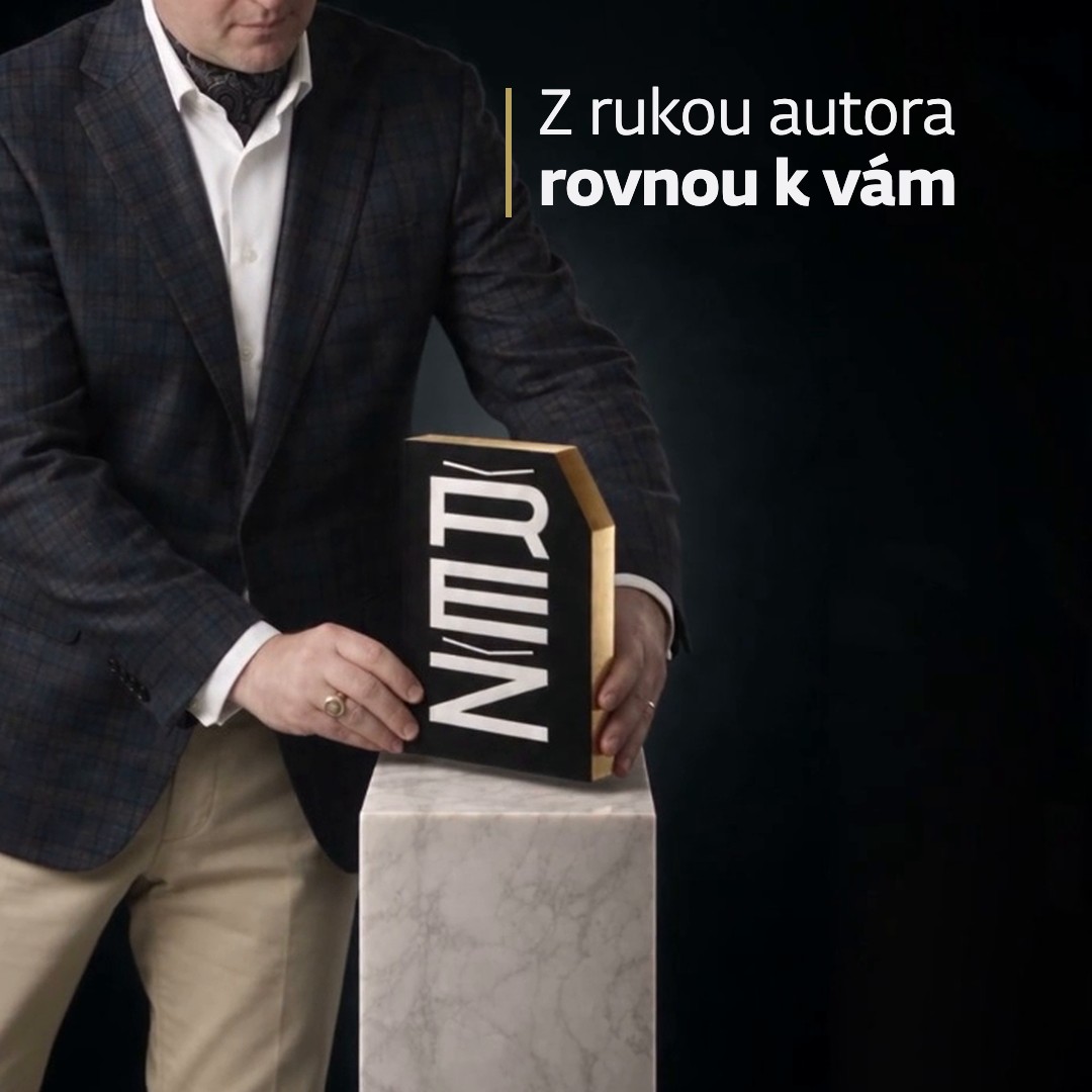 Návrh náhledu: ruce pokládají knihu ŘEŽ na podstavec, text Z rukou autora rovnou k vám