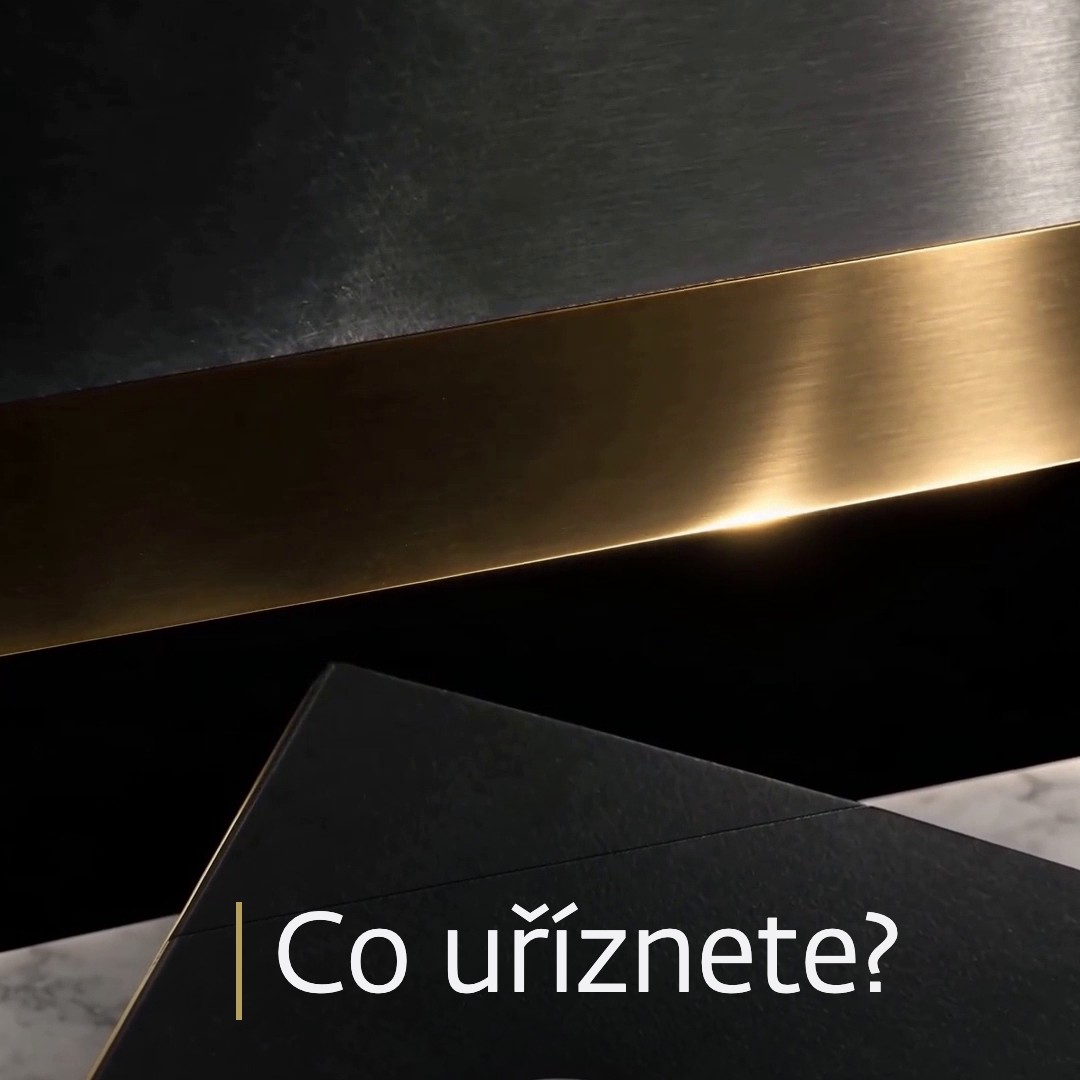 Návrh náhledu: čepel gilotiny nad knihou ŘEŽ, text Co uříznete?