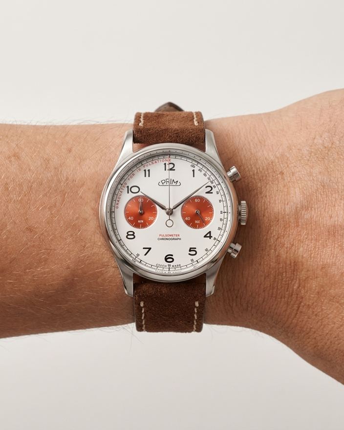 Chronograf na zápěstí, světlé pozadí